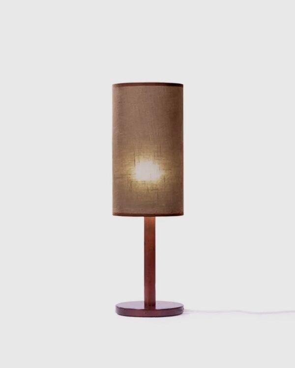 Lampe à poser en bois de pin et lin fabriquée à la main, design chic et écoresponsable, éclairage doux et durable.