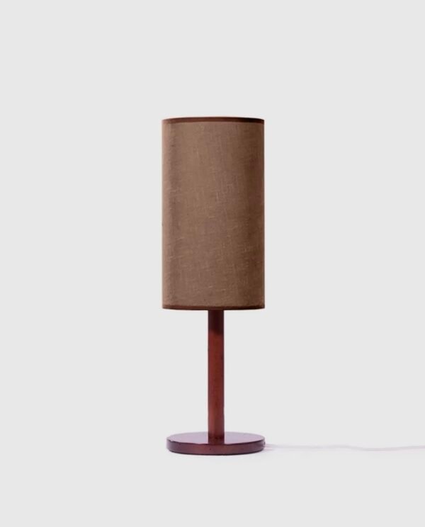 Lampe à poser en bois de pin et lin fabriquée à la main, design chic et écoresponsable, éclairage doux et durable.