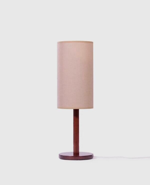 Lampe à poser en bois de pin et lin fabriquée à la main, design chic et écoresponsable, éclairage doux et durable.