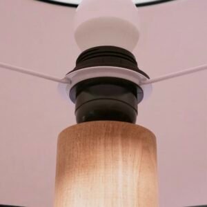 Lampe à poser en coton et bois écoresponsable – design minimaliste et fabrication artisanale.