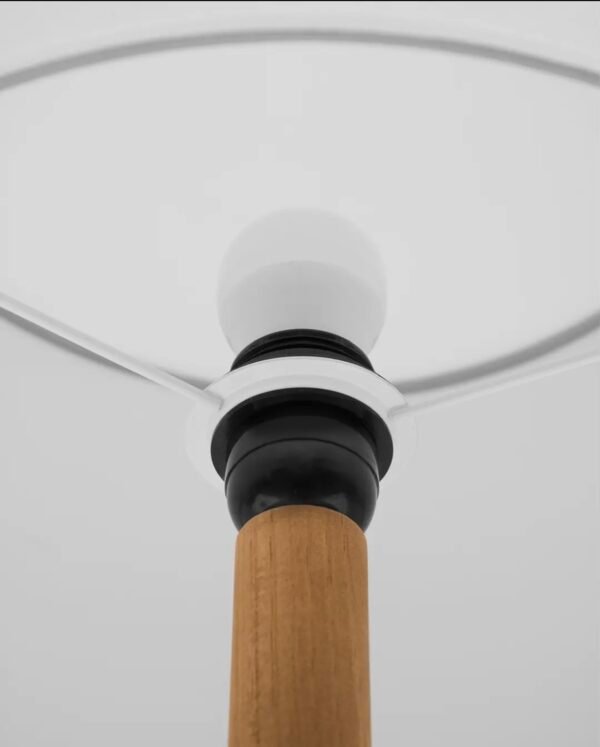 Lampe à poser en coton et bois écoresponsable – design minimaliste et fabrication artisanale.